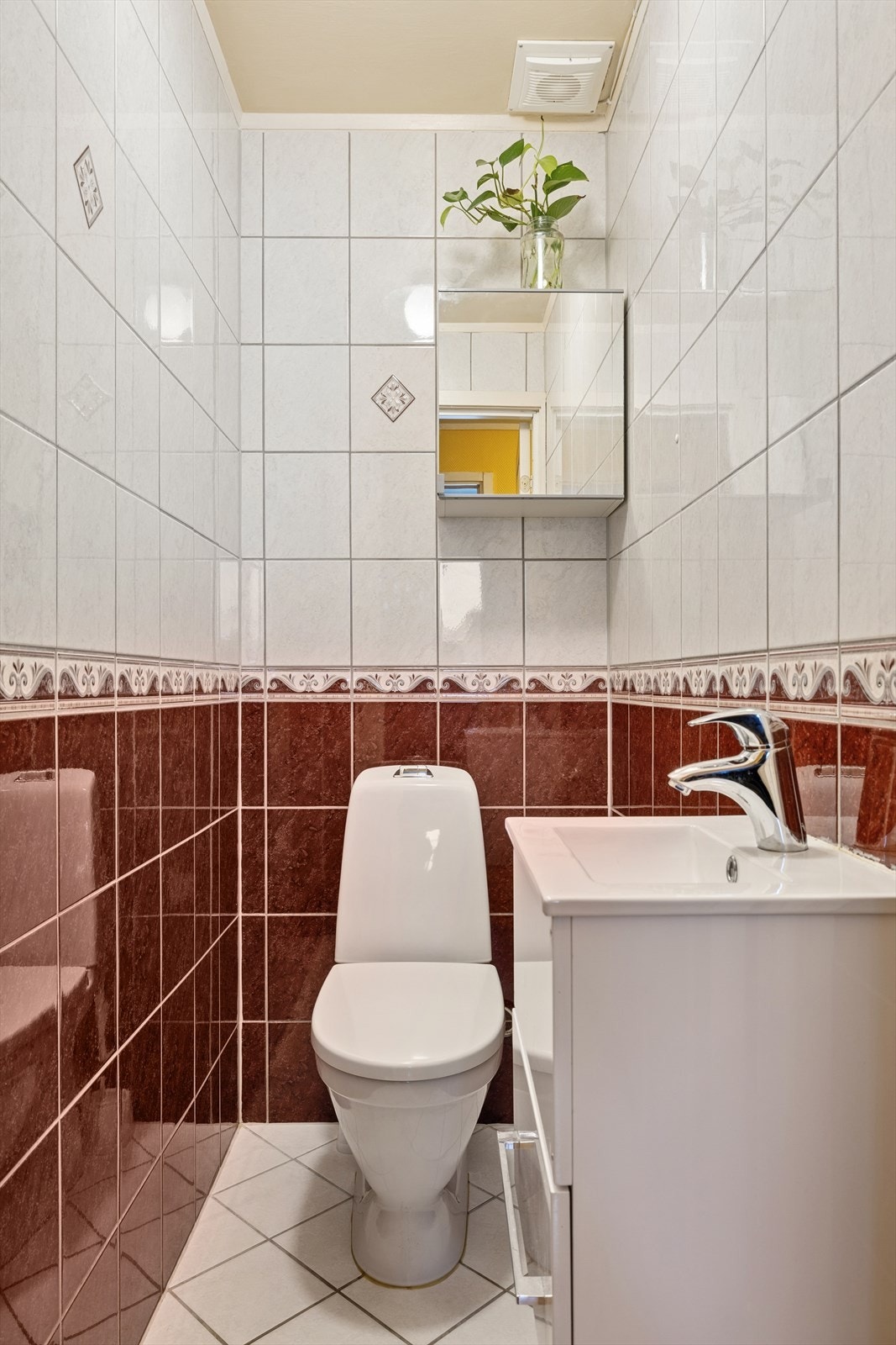 Toalettrommet har fliser på både gulv og vegger, samt en elektrisk styrt vifte for ventilasjon. Servantinnredning og toalett er av nyere dato. Galleribilde