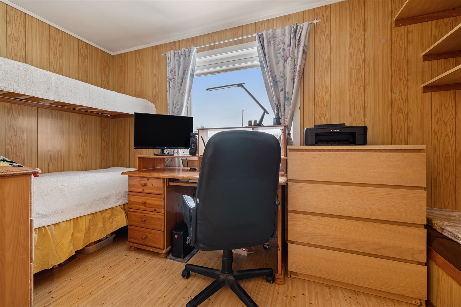 Soverom 3 har plassbygde senger og hylleløsninger. Kan gjerne benyttes som gjesterom og kontor. Galleribilde