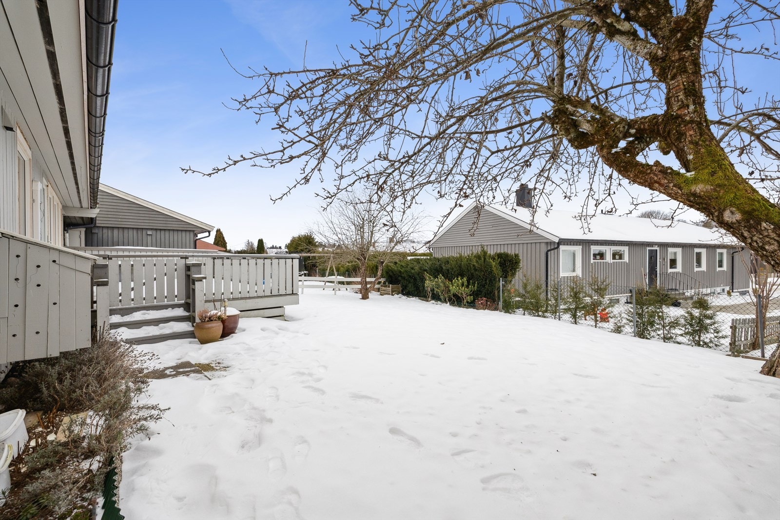 Terrassen er plassert i tilknytning til hagen, som gir et privat uteområde. Galleribilde