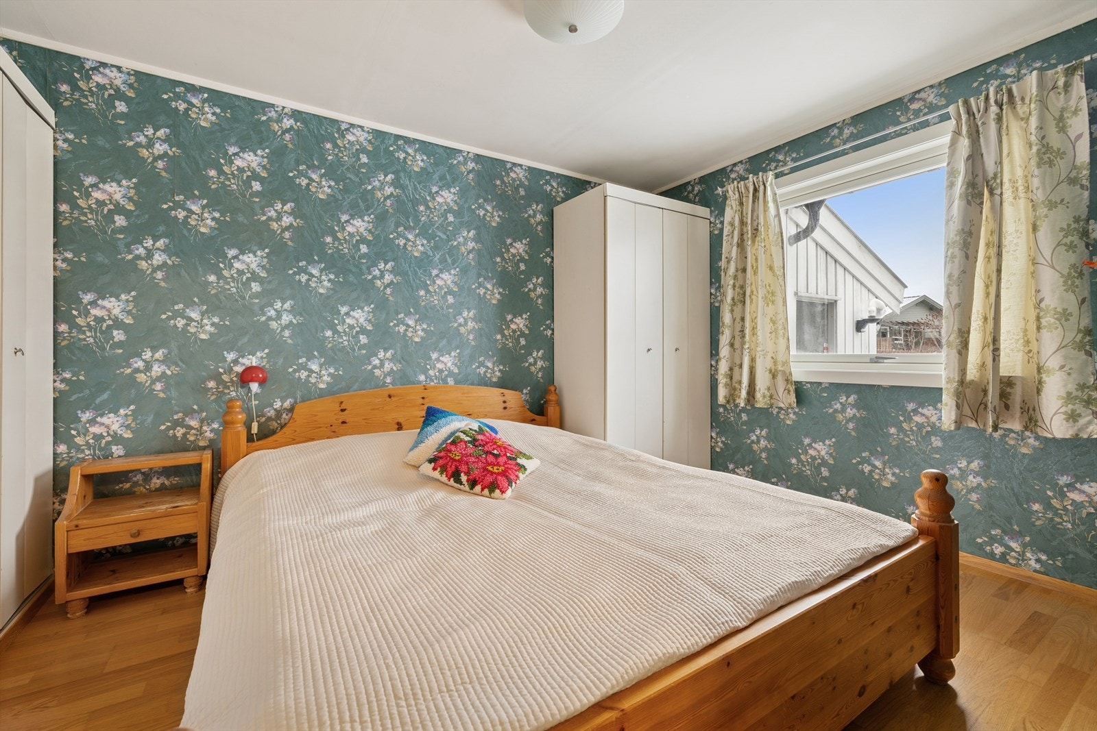 Det er 3 gode soverom i boligen. Hovedsoverommet har godt med garderobeplass. Galleribilde