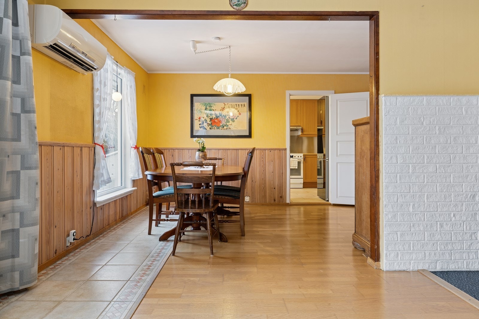 Det er direkte tilgang til kjøkkenet fra spisestuen. Galleribilde