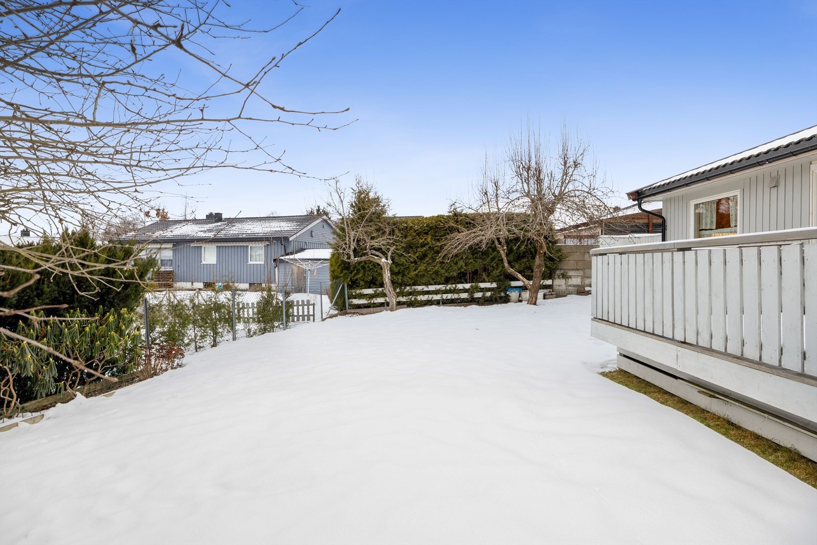 Hagen innbyr til lek for barna. Galleribilde