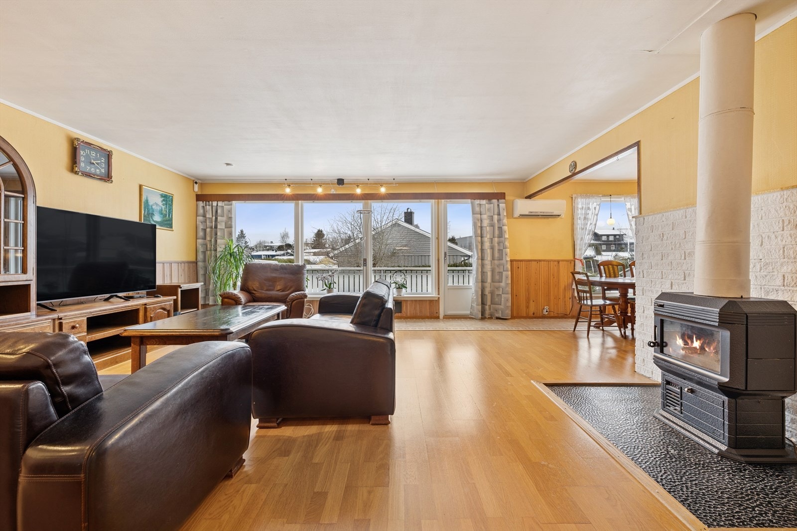 Store vindusflater gir godt lysinnslipp og utsyn mot nærområdet. Galleribilde