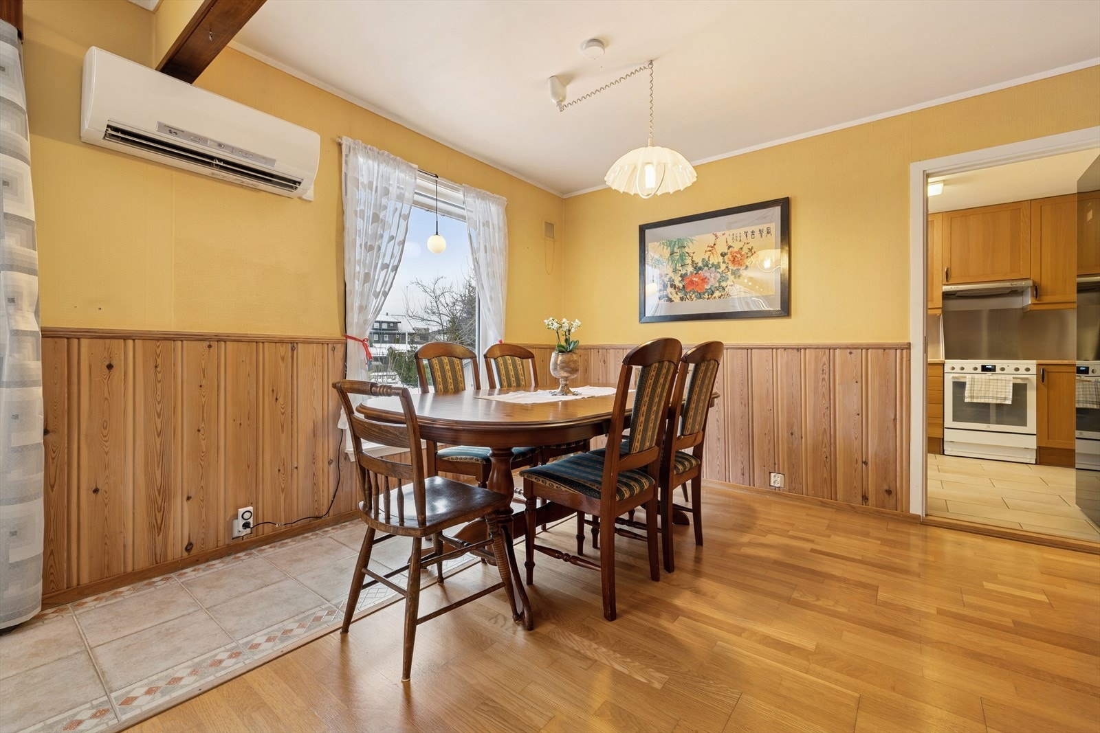 Spisestuen har godt med naturlig lys fra vinduet. Galleribilde