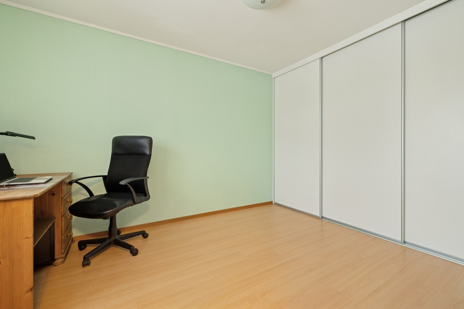 Det er stor skyvedørsgarderobe på soverom 2. Galleribilde