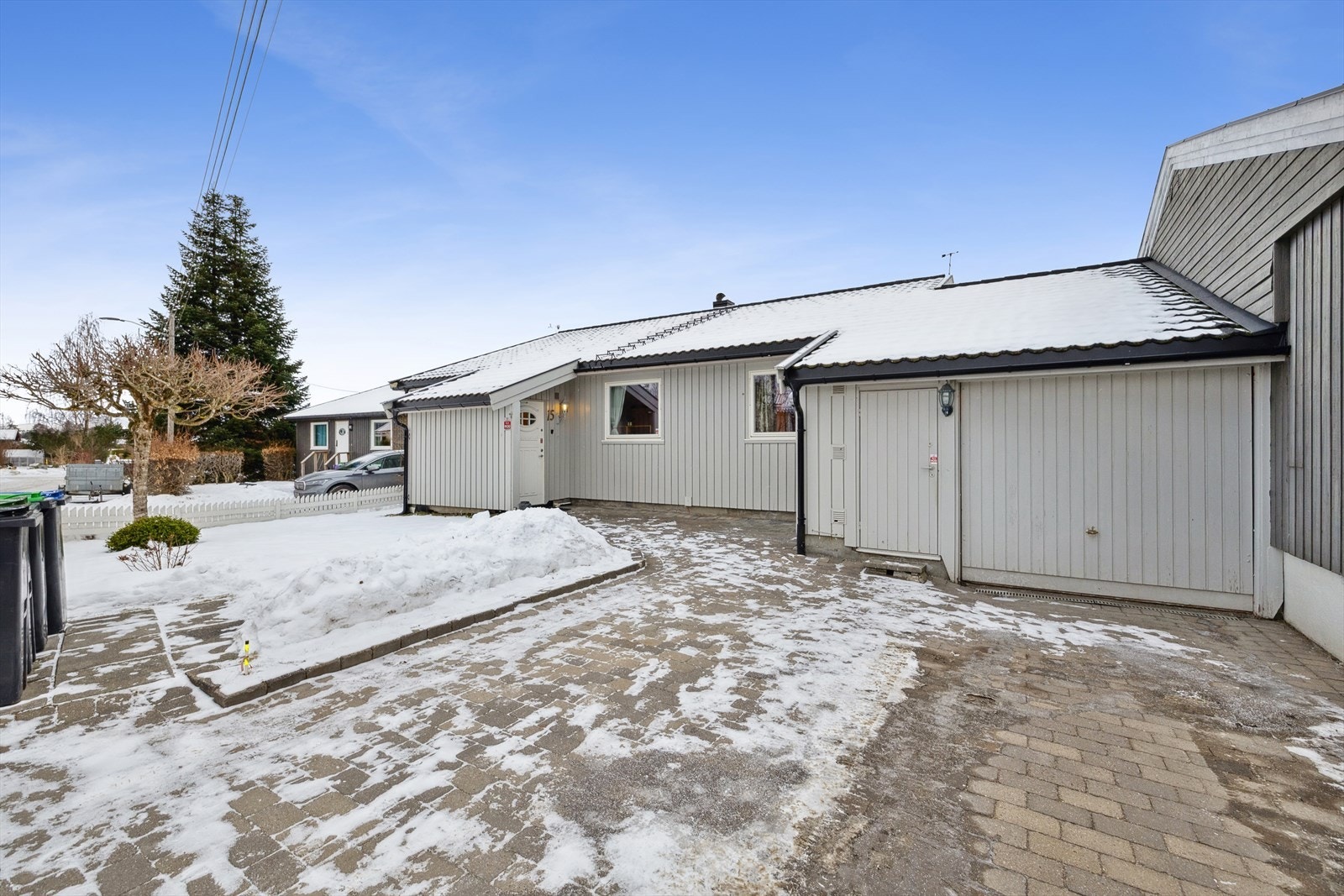 Inngangspartiet har praktisk steinlagt adkomst. Parkering i garasje og på gårdsplass foran garasjen. Galleribilde