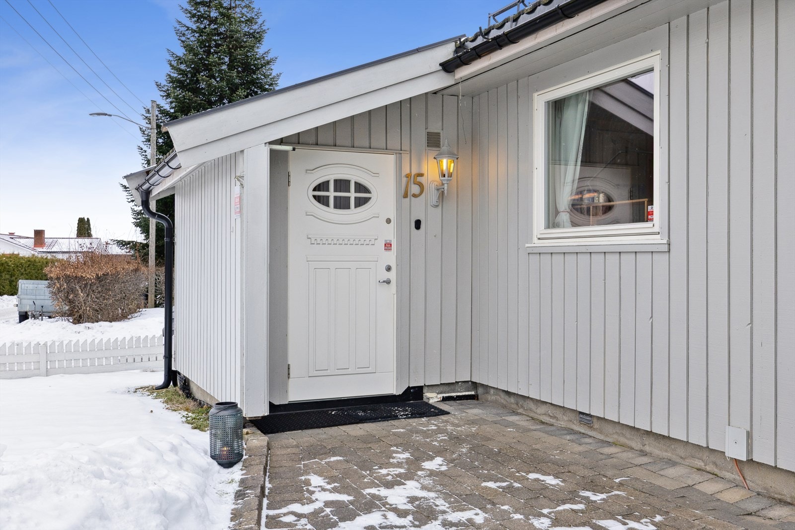 Det er pen belegningsstein foran inngangspartet. Galleribilde