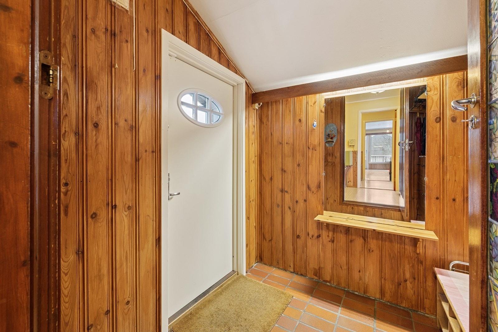 Flislagt gulv gir slitesterk overflate i entreen. Galleribilde