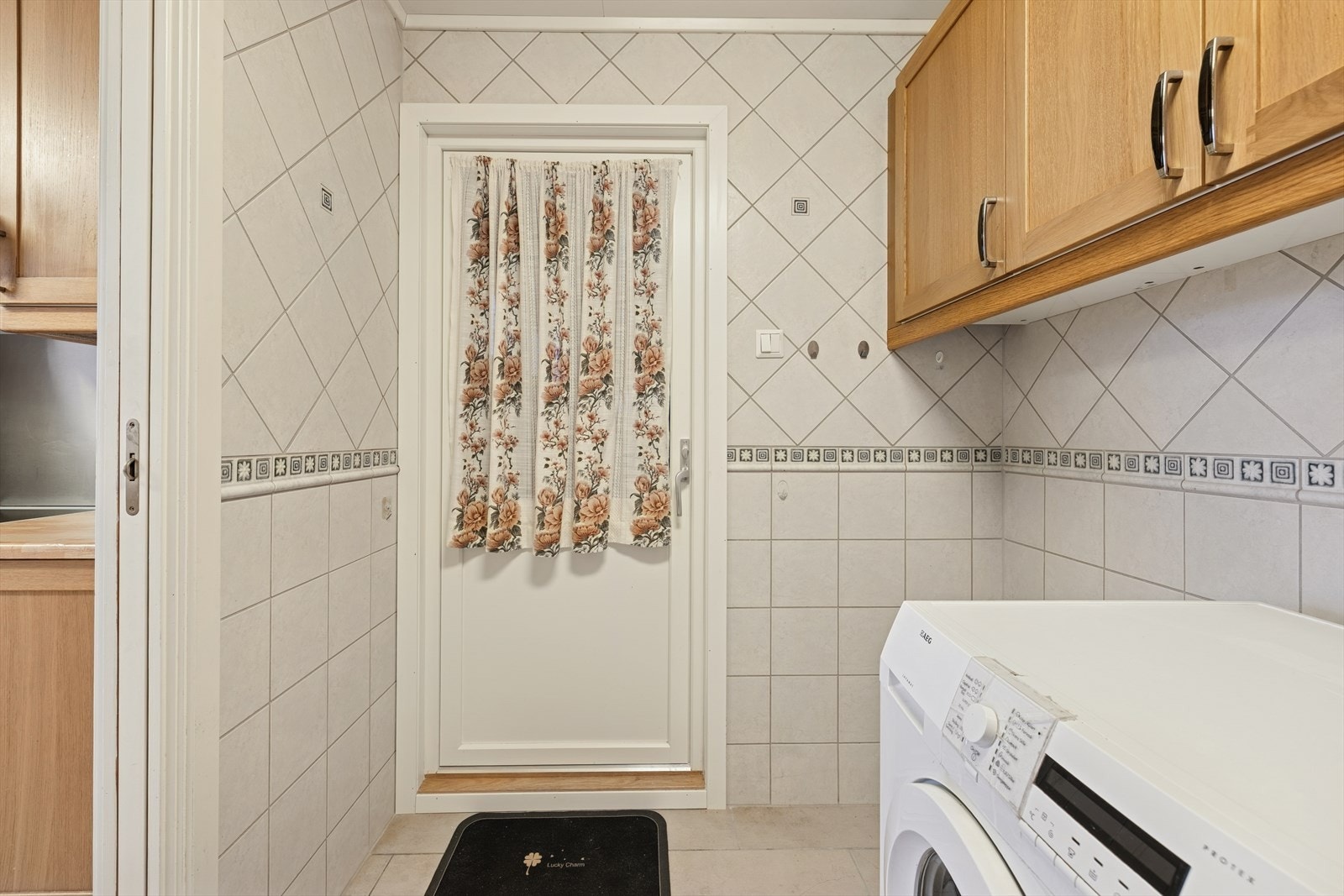 Praktisk, flislagt vaskerom. Galleribilde