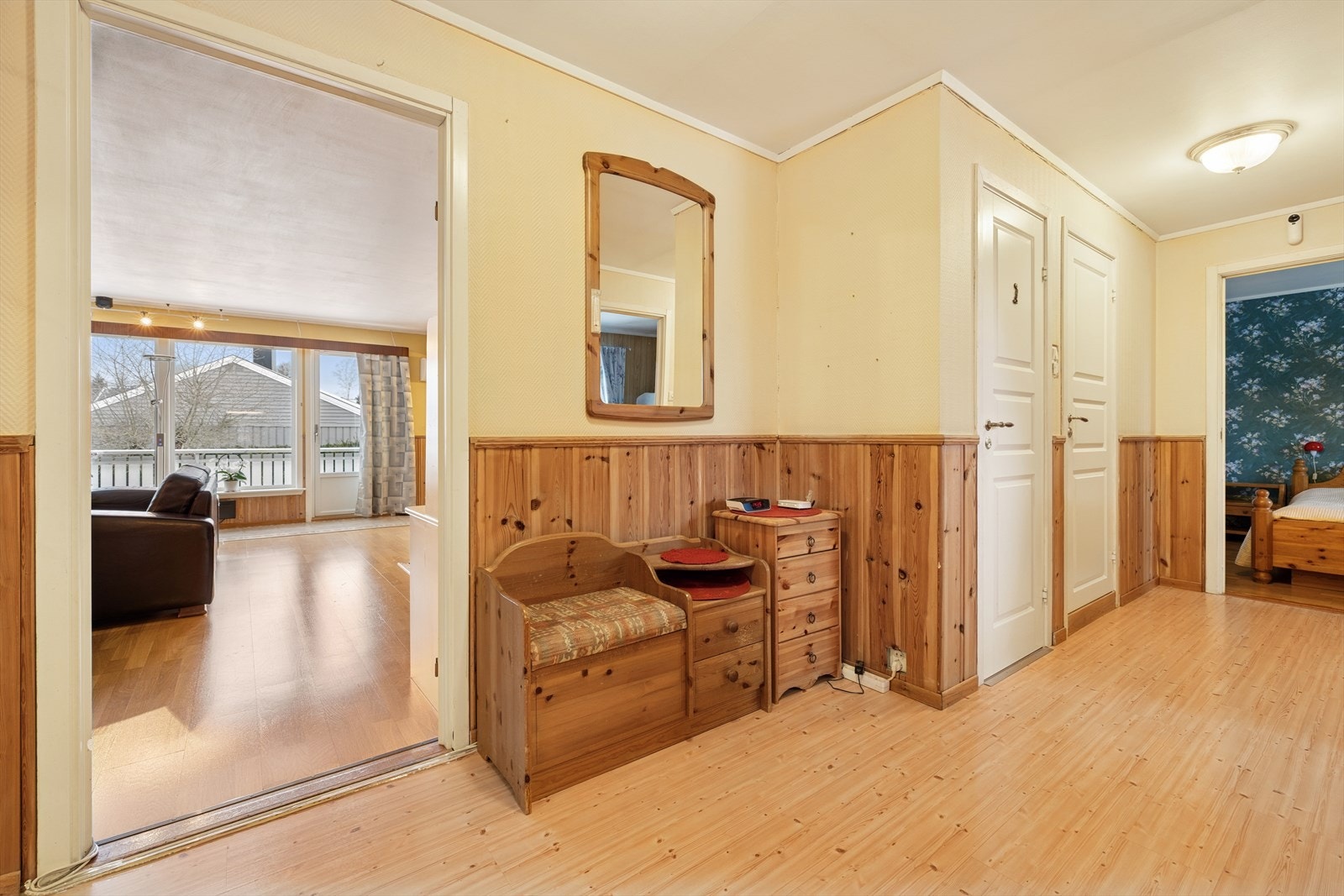 Laminatgulv og brystningspanel på veggene gir en praktisk entré med god romfølelse. Galleribilde