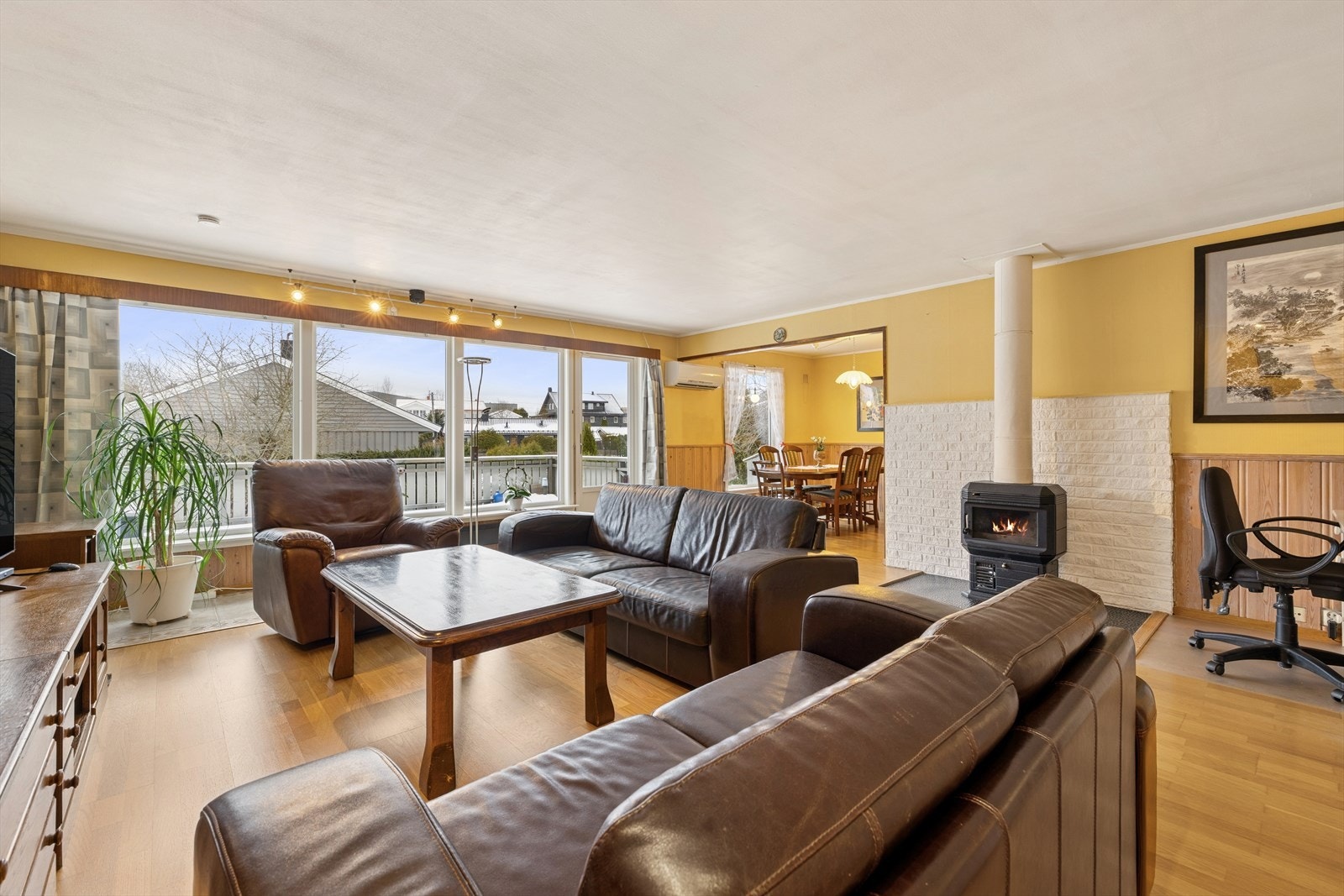 Vedovn med stålpipe sikrer effektiv oppvarming av rommet. Galleribilde