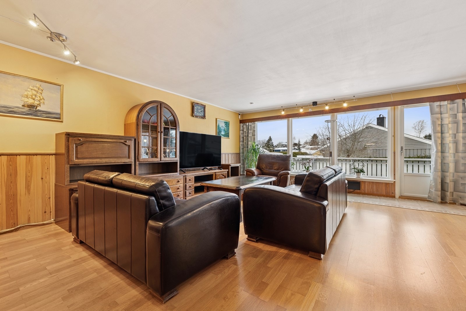 Parkettgulv og brysningspanel gir stuen en tradisjonell stil. Galleribilde