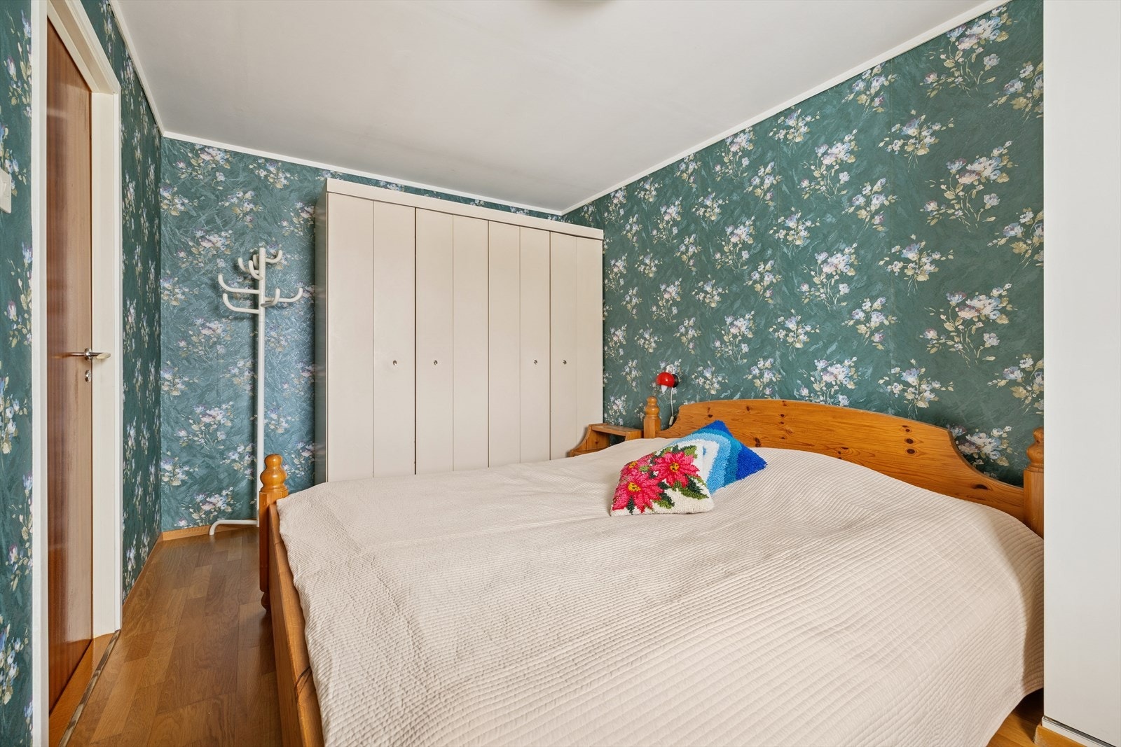 Hovedsoveromme har en stor garderobe med glatte fronter og parkettgulv. Galleribilde