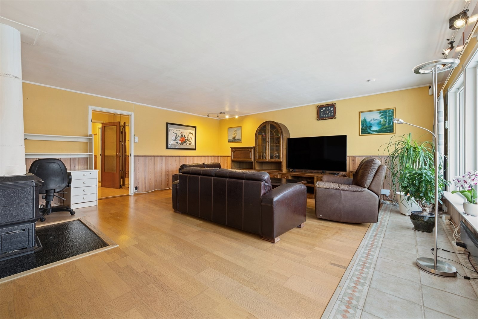 Vedovn bidrar med jevn varme og skaper en lun atmosfære. Galleribilde