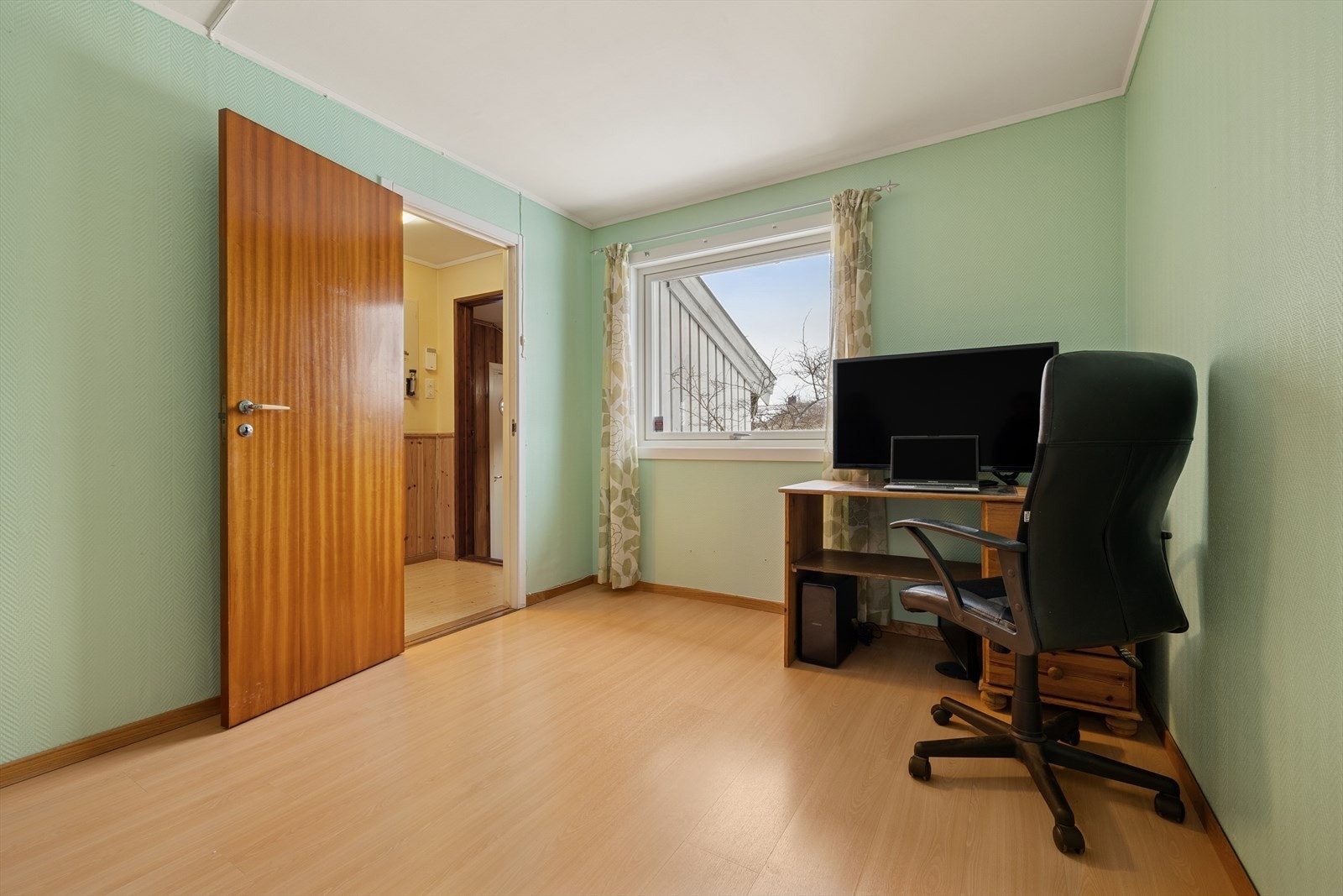 Soverom 2 har laminatgulv og en stor vindusflate som gir godt med dagslys. Galleribilde