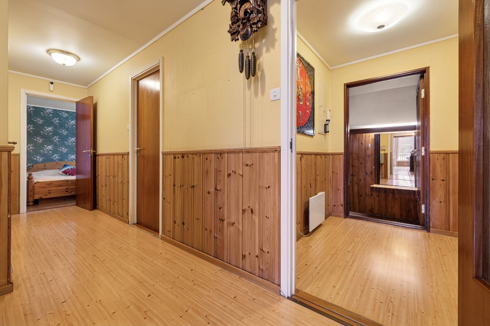 Entréen har direkte tilgang til flere rom, med laminatgulv og trepanel som gir en helhetlig stil. Galleribilde