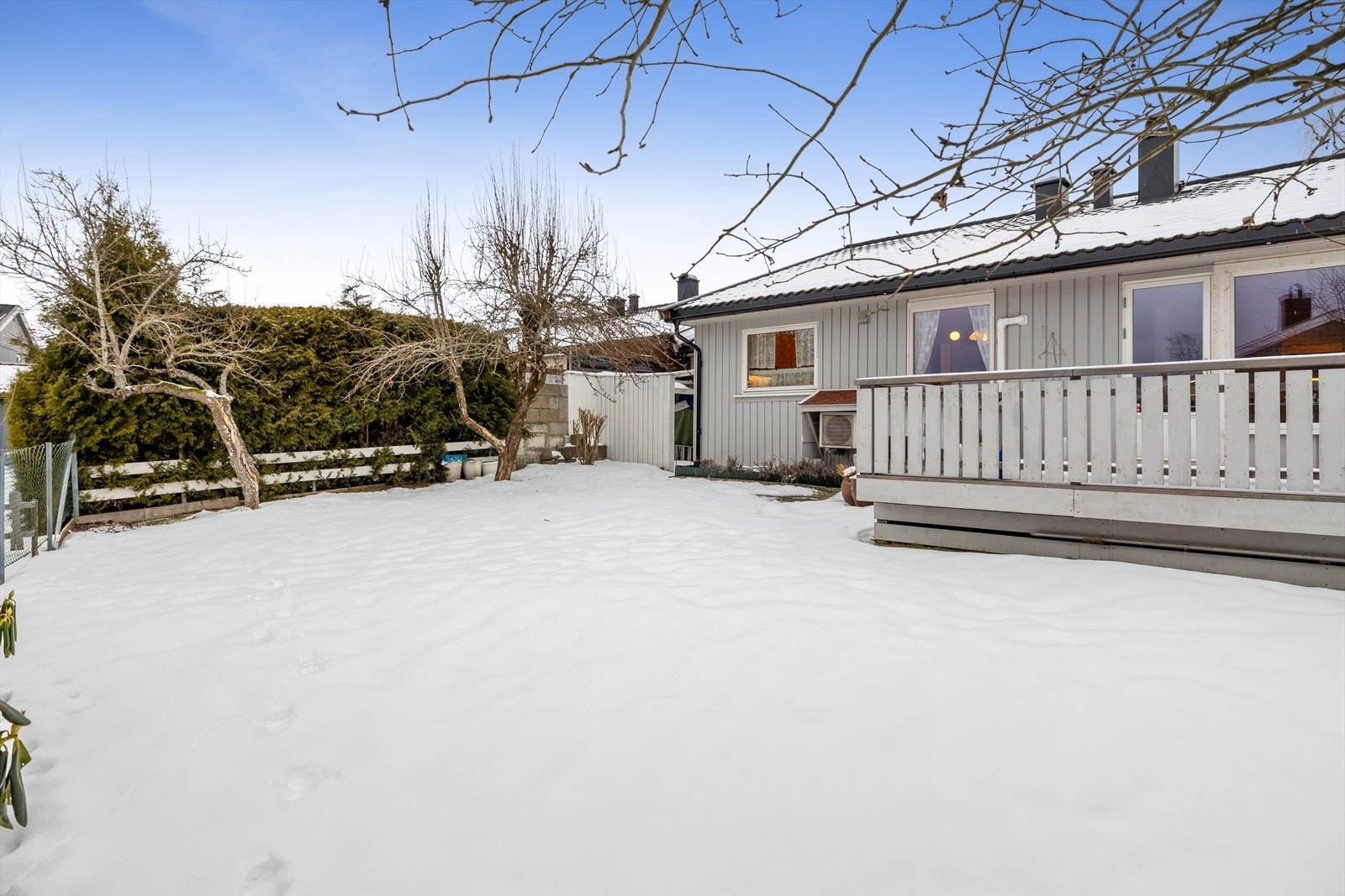 Hagen er skjermet av hekk og frukttrær, og gir en naturlig avgrensning mot naboer. Galleribilde