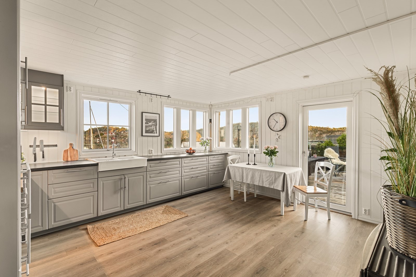 Flere vinduer over kjøkkenvasken gir godt arbeidslys og byr på flott utsikt mot sjøen. Galleribilde