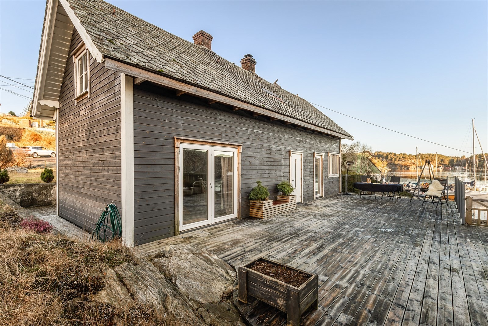 Den romslige terrassen på ca. 110 m² omkranser store deler av boligen og gir svært gode sol- og utsiktsforhold. Galleribilde