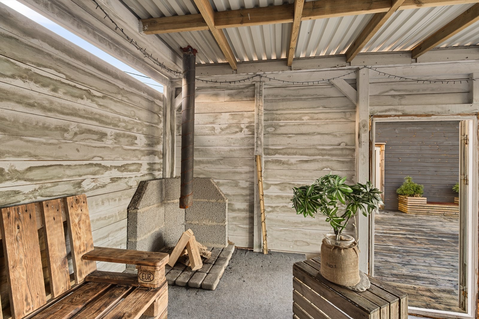 Terrasse med uthus Galleribilde