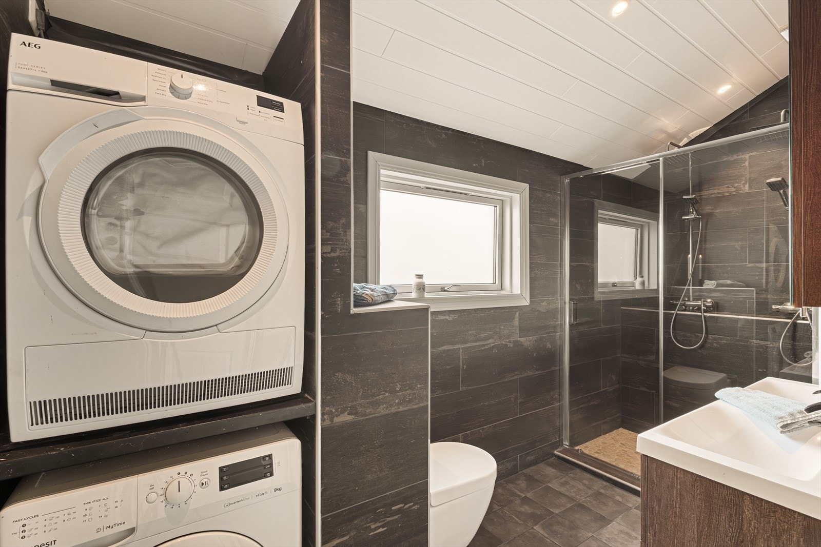 Det er opplegg for vaskemaskin og tørketrommel i egen nisje. Galleribilde