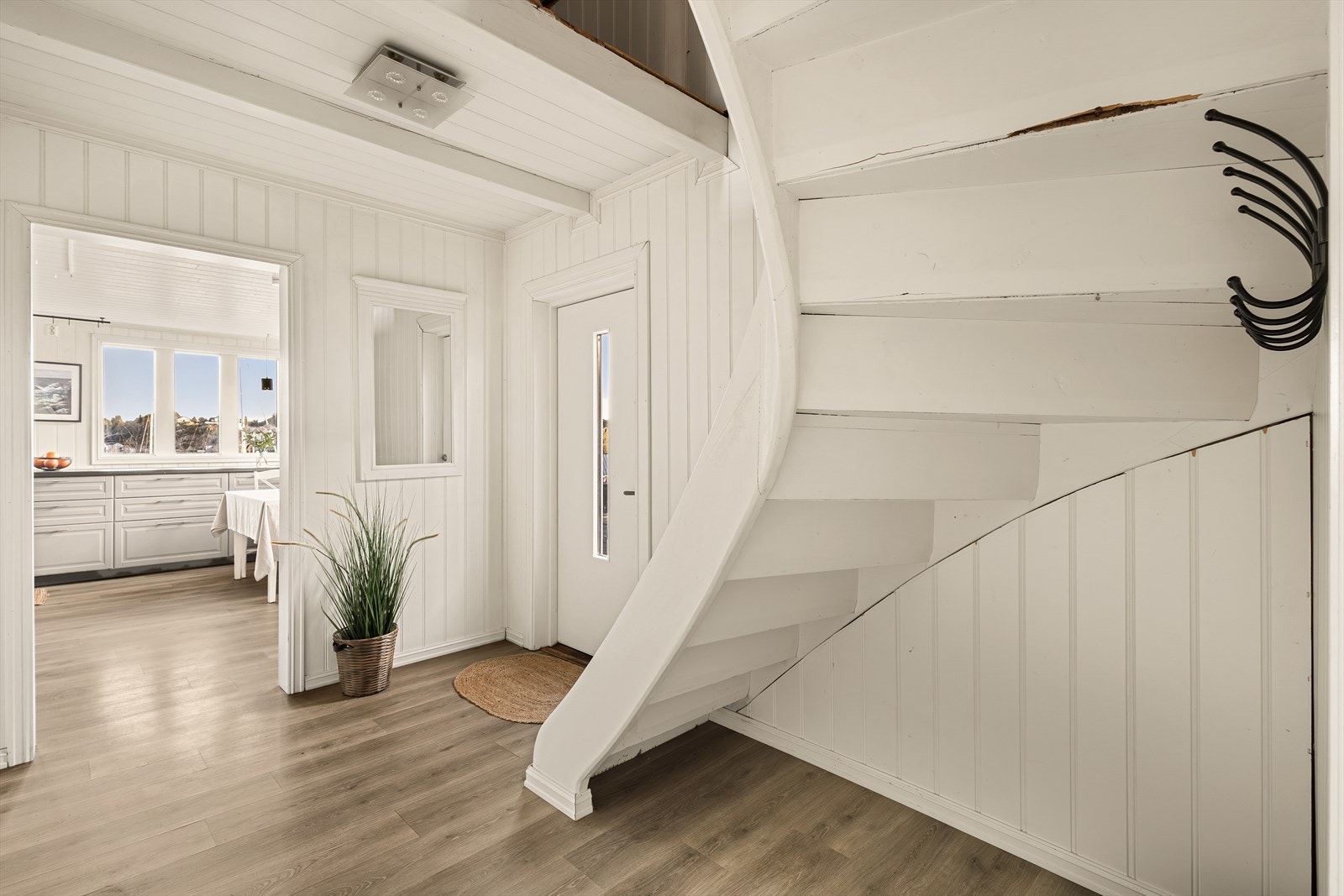 Fra gangen er det naturlig flyt videre til stue og kjøkken, samt trapp til loftsetasje. Galleribilde