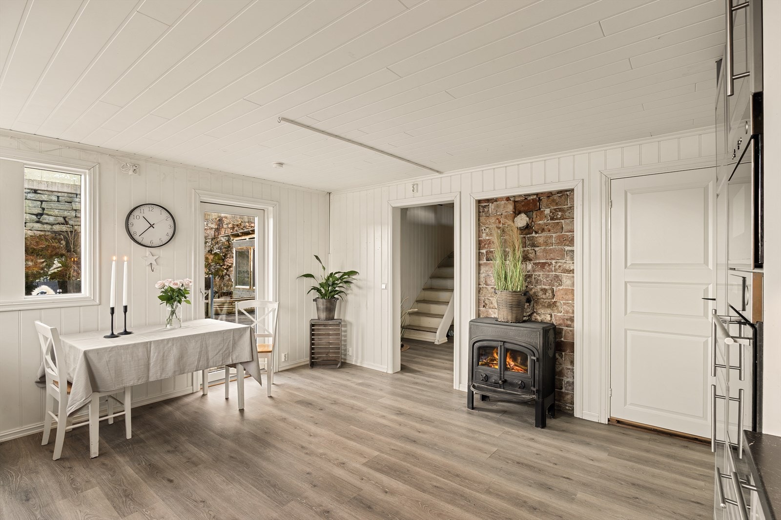 Kjøkkenet har god plass til spisebord, og fra kjøkkenet er det glassdør med utgang til den romslige terrassen. Galleribilde