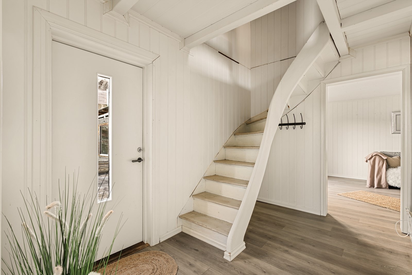 Boligen ønskes velkommen via en lys og romslig entré med god plass til oppbevaring av yttertøy og sko. Galleribilde