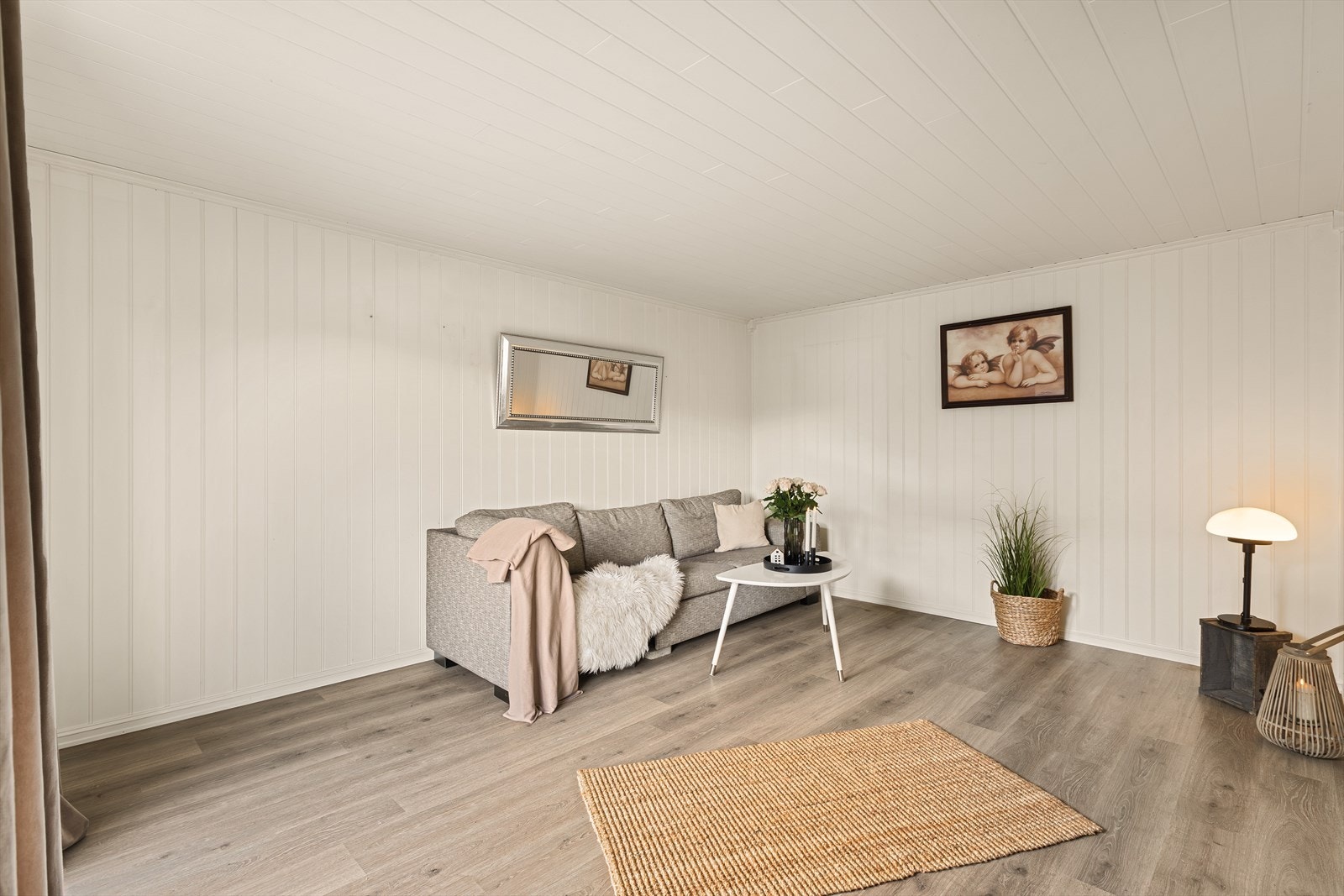 Stuen fremstår som lys og trivelig med gode møbleringsmuligheter. Galleribilde