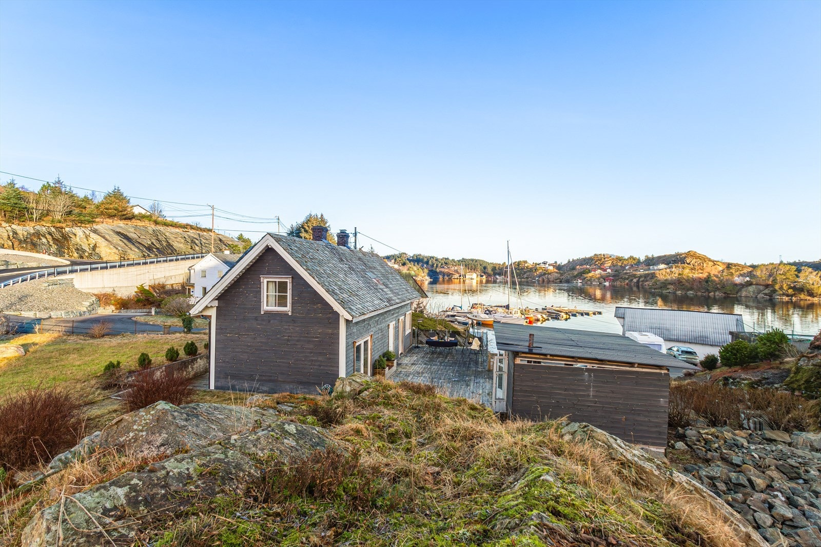 Det er kort vei til sjø- og naturområder som gir gode muligheter for friluftsliv Galleribilde