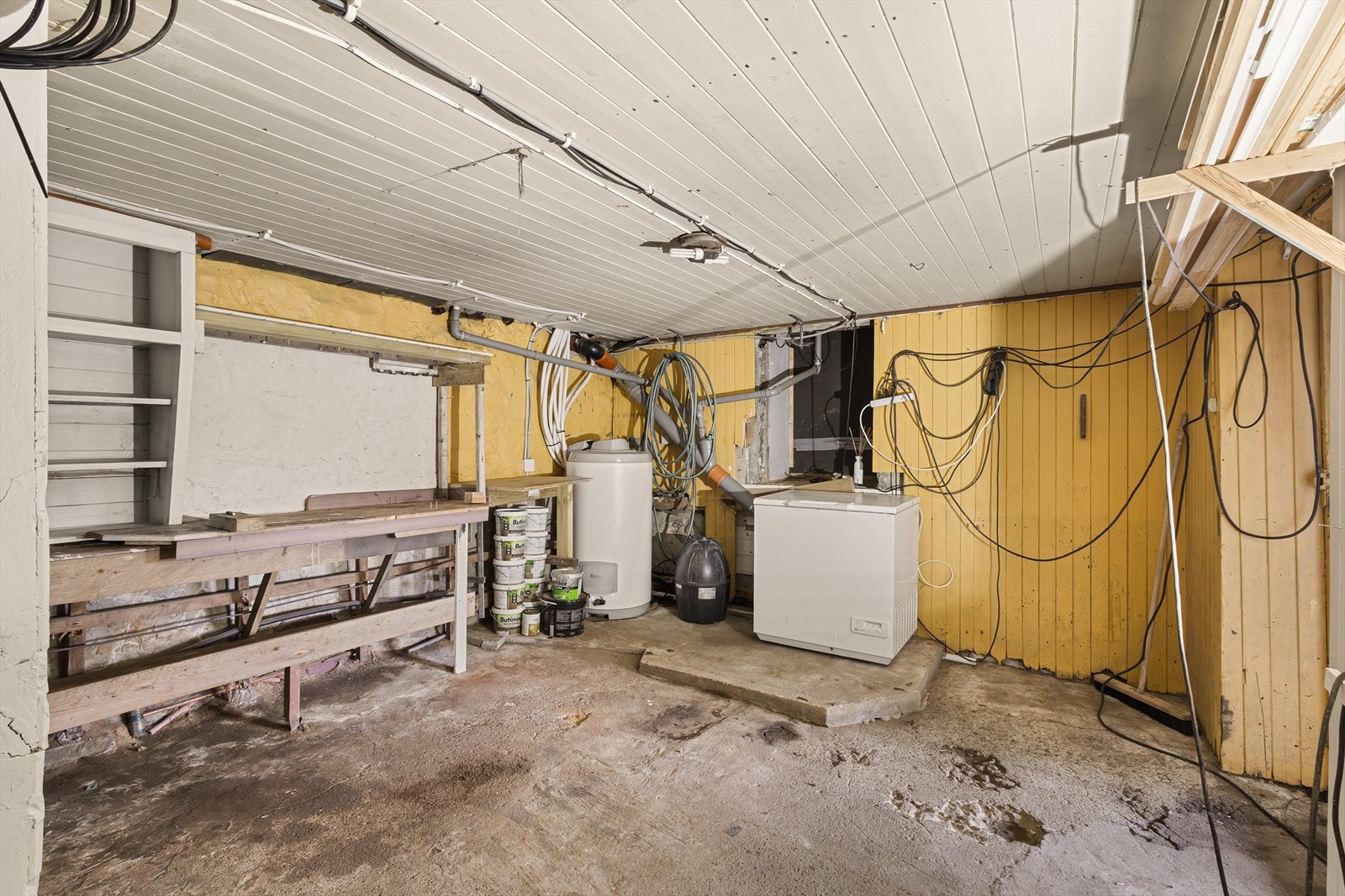 Her er varmtvannsbereder på 190 liter plassert. Kjellerrommet gir gode muligheter for ekstra oppbevaring. Galleribilde