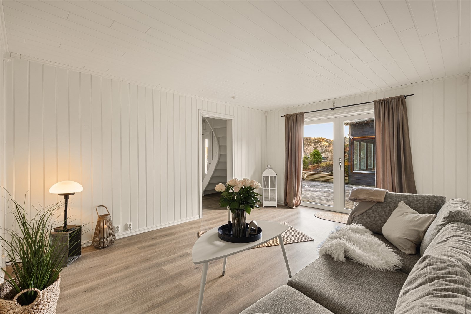 Fra stuen er det dør ut til terrasse som strekker seg rundt deler av boligen. Galleribilde