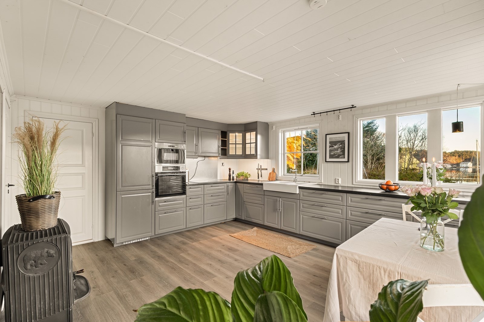 Kjøkkenet er romslig og funksjonelt, og utgjør et hyggelig oppholdsrom med god plass til både matlaging og sosialt samvær. Galleribilde