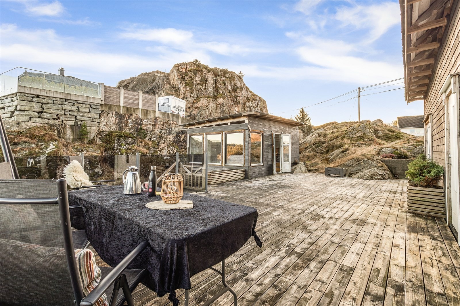 Romslig terrasse og uthus på ca 18,6 m². Galleribilde