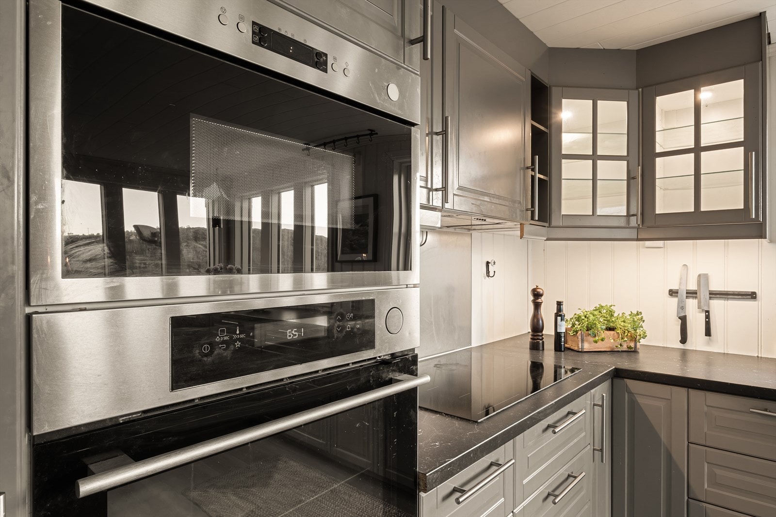 Kjøkkenet har integrerte hvitevarer som stekeovn, platetopp, oppvaskmaskin, mikrobølgeovn og kjøleskap/frys. Galleribilde