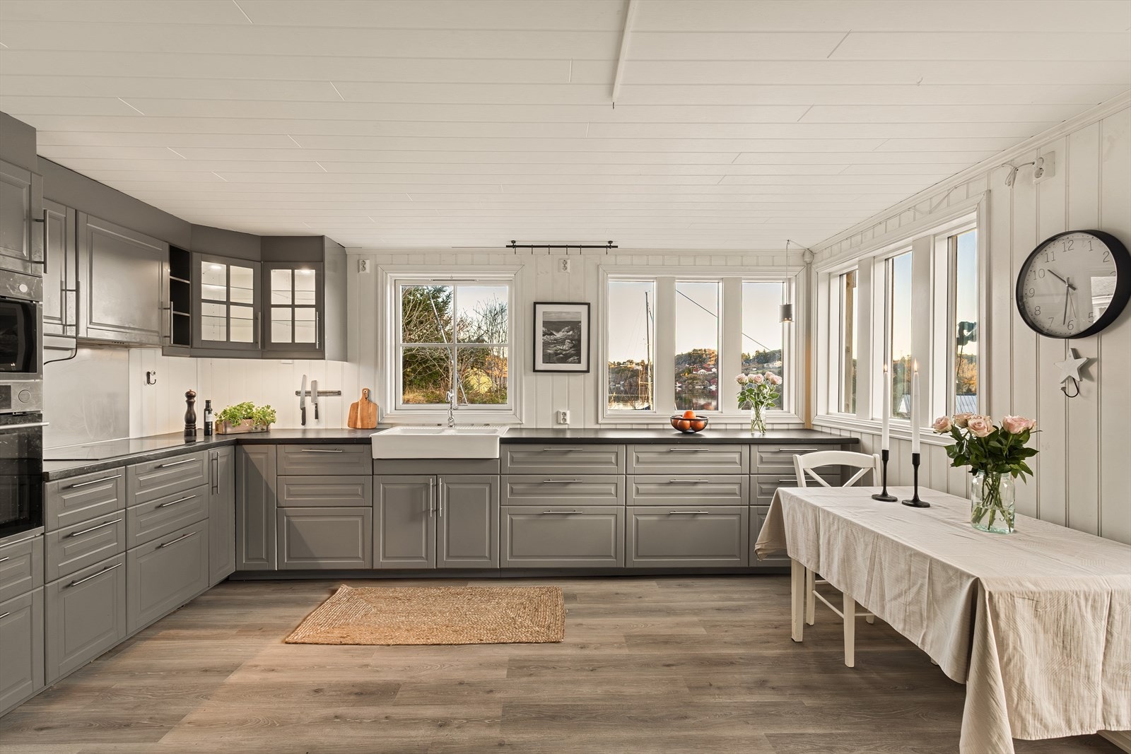 Kjøkkenet er innredet med en tiltalende IKEA-innredning med profilerte fronter, gode oppbevaringsløsninger og rikelig med skap- og benkeplass. Galleribilde