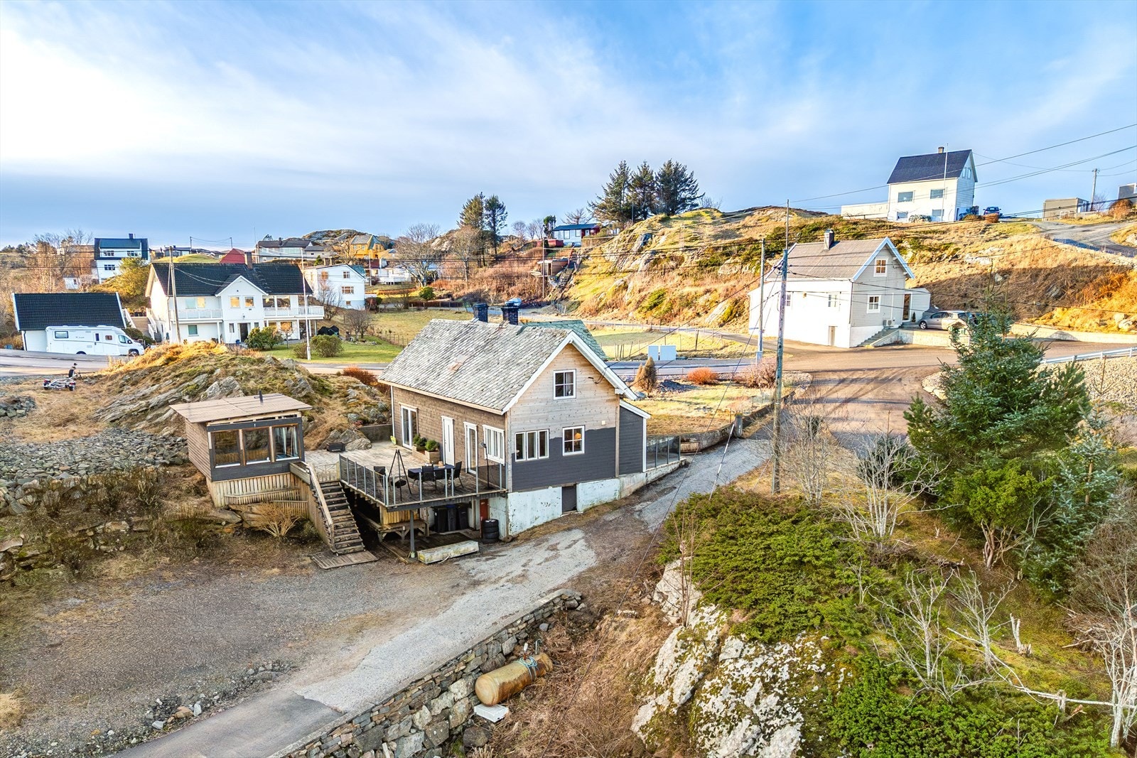 Eiendommen har en landlig og attraktiv beliggenhet i et etablert og rolig område, med sjøen i umiddelbar nærhet. Galleribilde