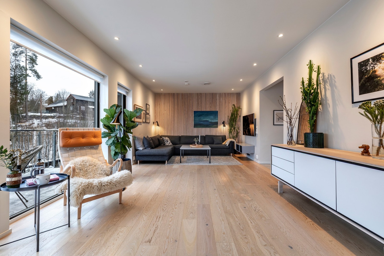 Stuen har enstavs parkett og lysmalte vegger som er kombinert med èn vegg med spiler. Galleribilde