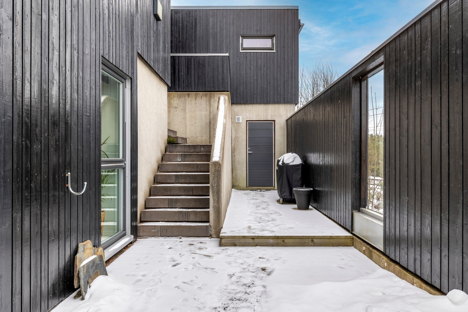 Fra terrassen i underetasjen er det inngang til to boder. Galleribilde