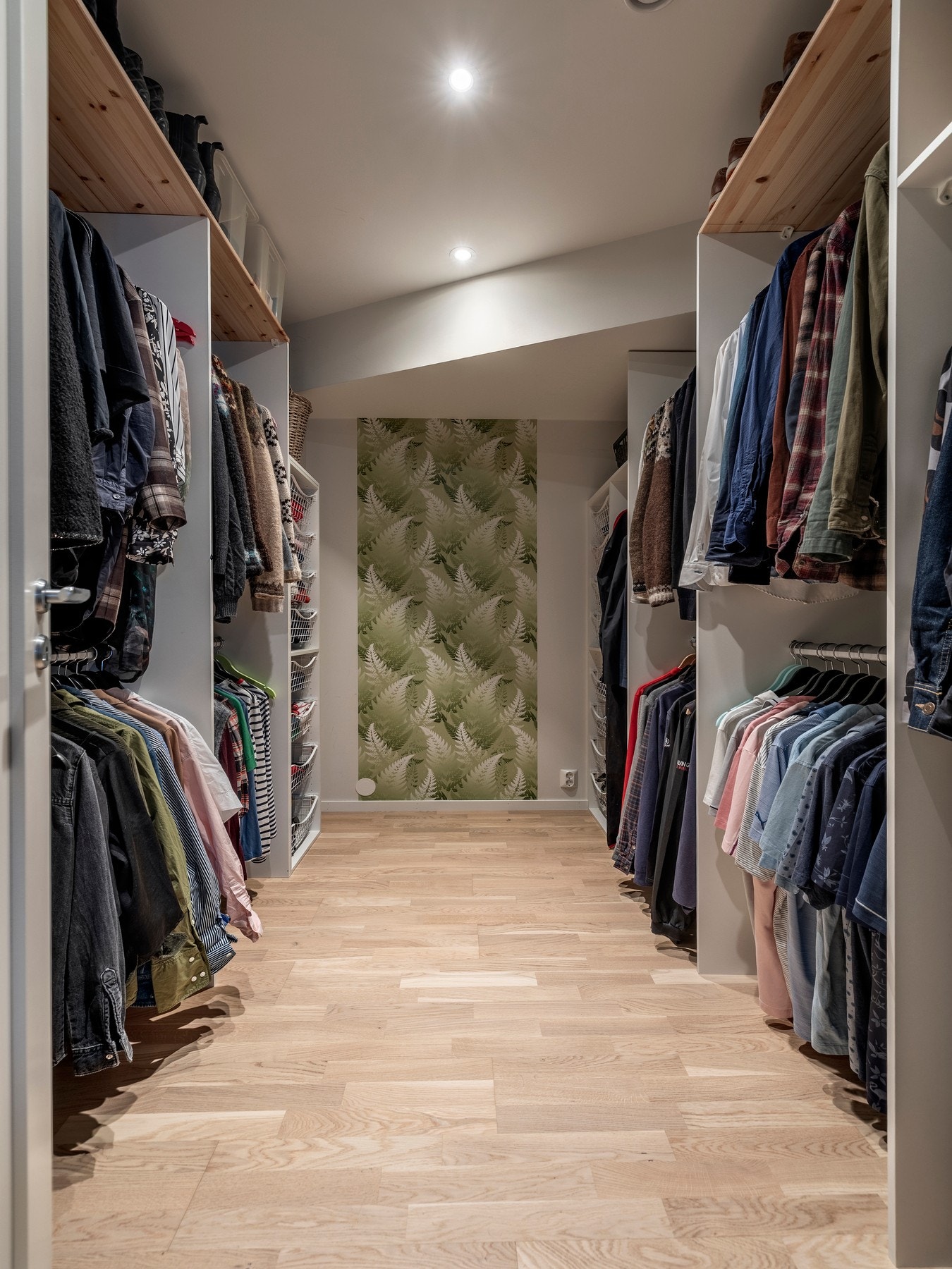 Rommet har også adkomst til et eget garderoberom med garderobeinnredning. Galleribilde