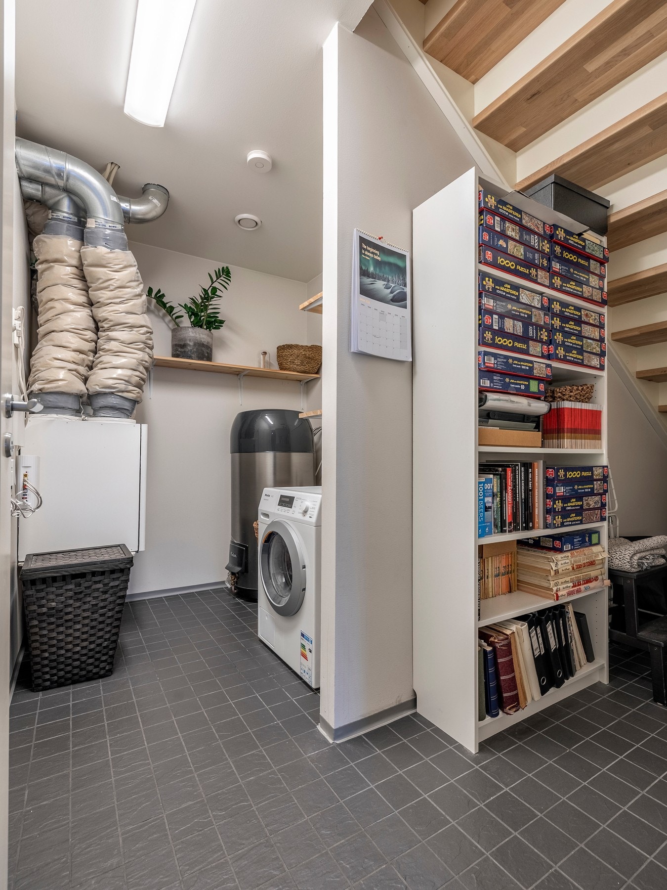 I tillegg har rommet adkomst til teknisk rom med ekstra oppbevaringsplass. Galleribilde