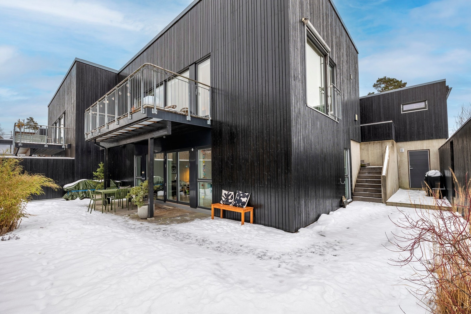 Fra stuen i underetasjen er der utgang til en terrasse/uteplass på ca. 79 kvm. Galleribilde