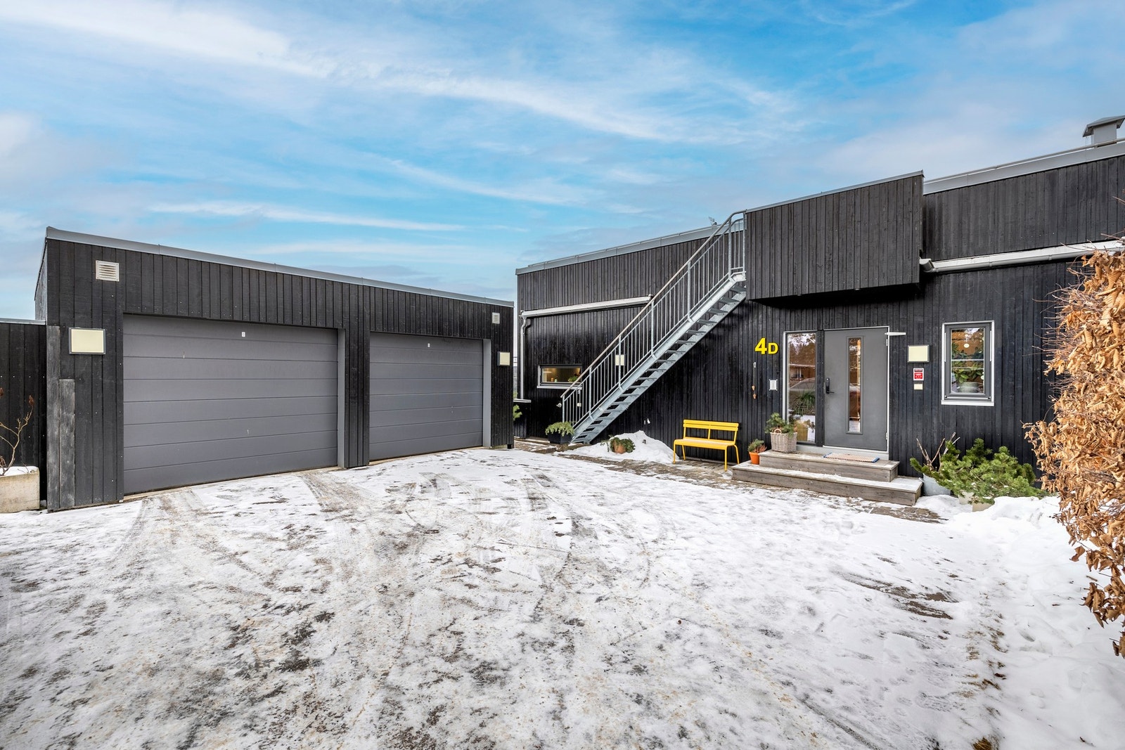 Boligen ligger i et meget barnevennlig og attraktivt boligområde på Oppegård med kort vei til skoler, barnehager, marka og servicetilbud. Galleribilde