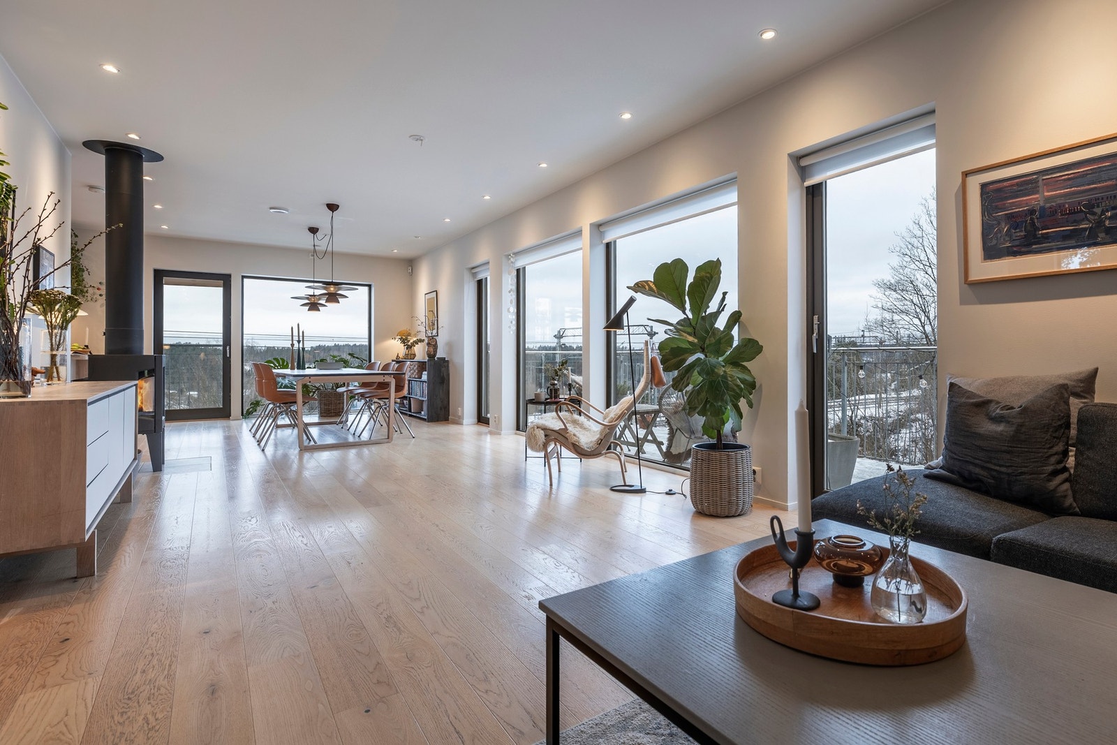 Rommets størrelse gir godt med pass til både en komfortabel TV-lounge og en romslig spisestue som enkelt kan deles inn i ulike soner. Galleribilde