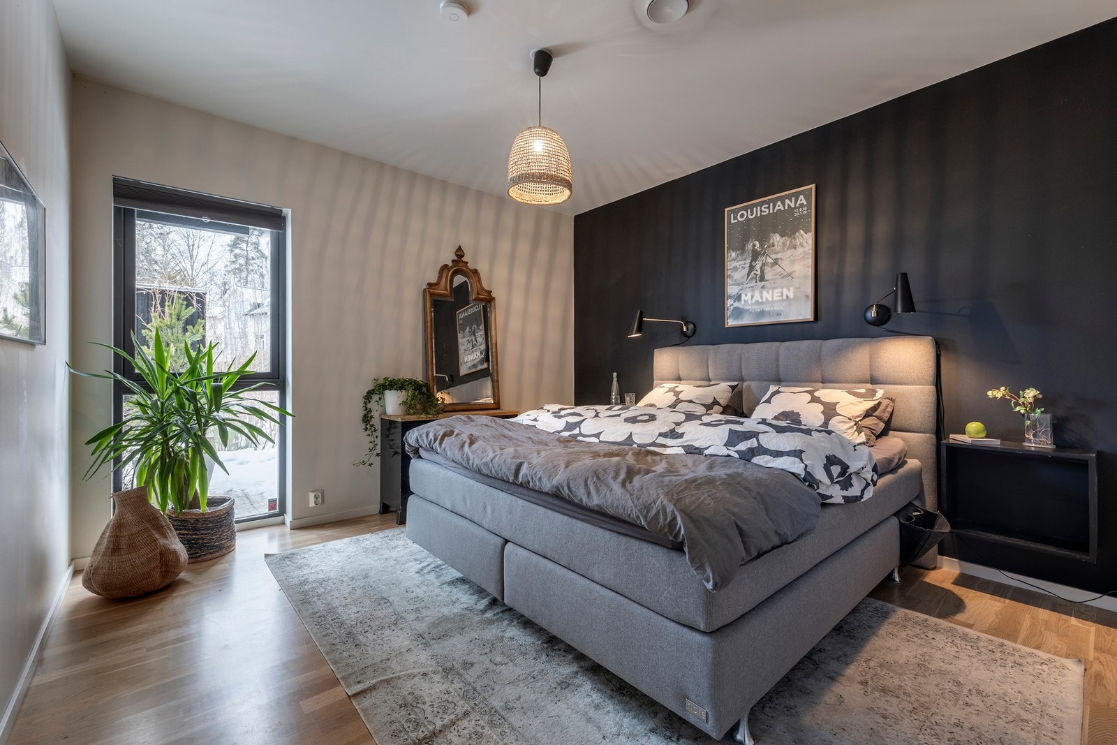 Det er tre soverom, alle samlet i underetasjen. Galleribilde