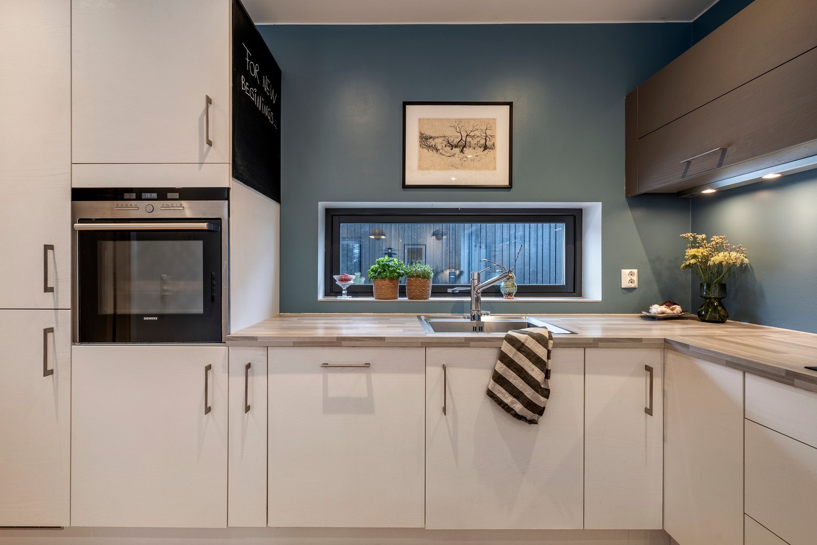 Kjøkkenet er utstyrt med integrerte hvitevarer som induksjonstopp, komfyr, oppvaskmaskin og kjøleskap med frysedel. Det er montert komfyrvakt. Galleribilde