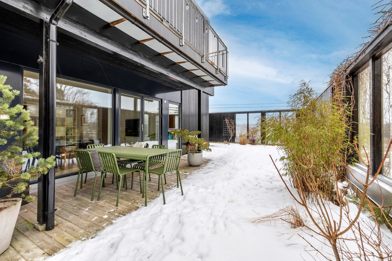 Her er det god plass til både sittegruppe, grill og øvrig møblement. Galleribilde