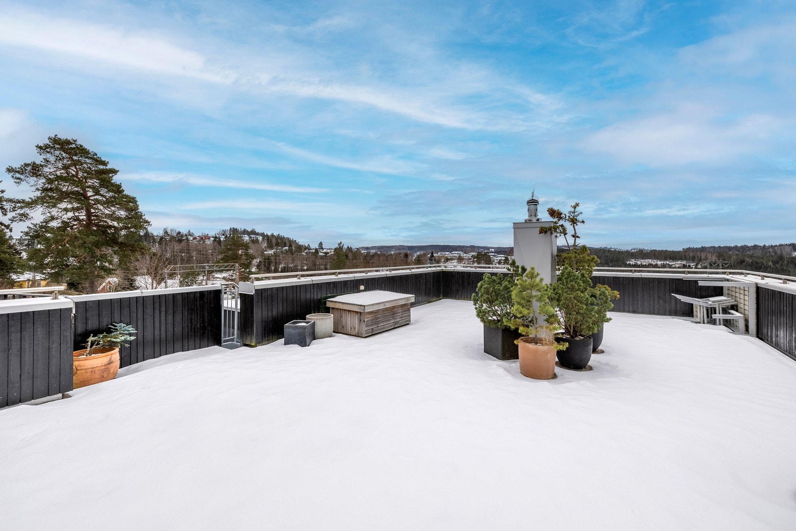 Takterrassen byr på rikelig med plass for utemøbler og solsenger, og gir en flott ramme for lange sommerdager og sene kvelder. Galleribilde