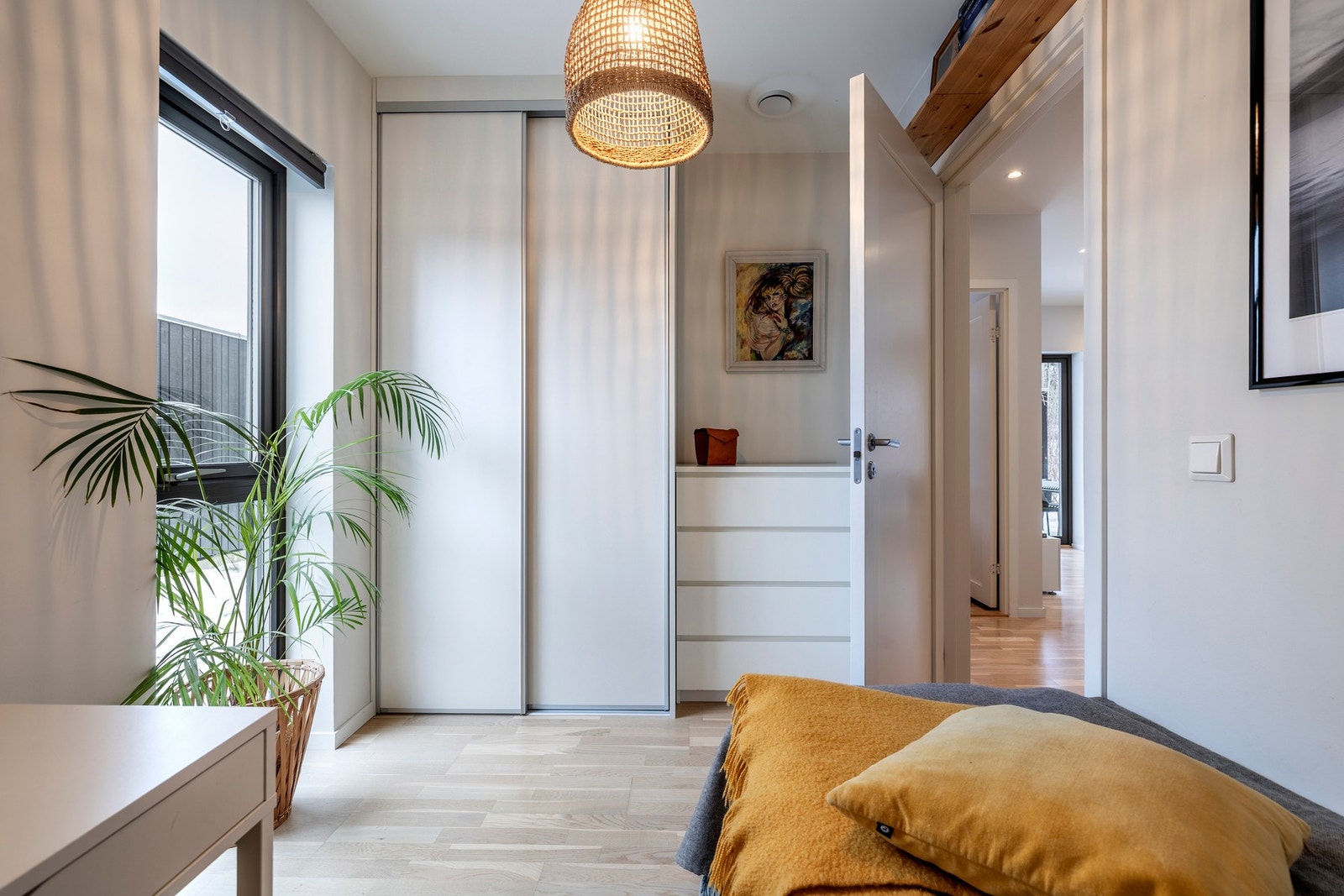 Begge rommene er innredet med skyvedørsgarderobe. Galleribilde