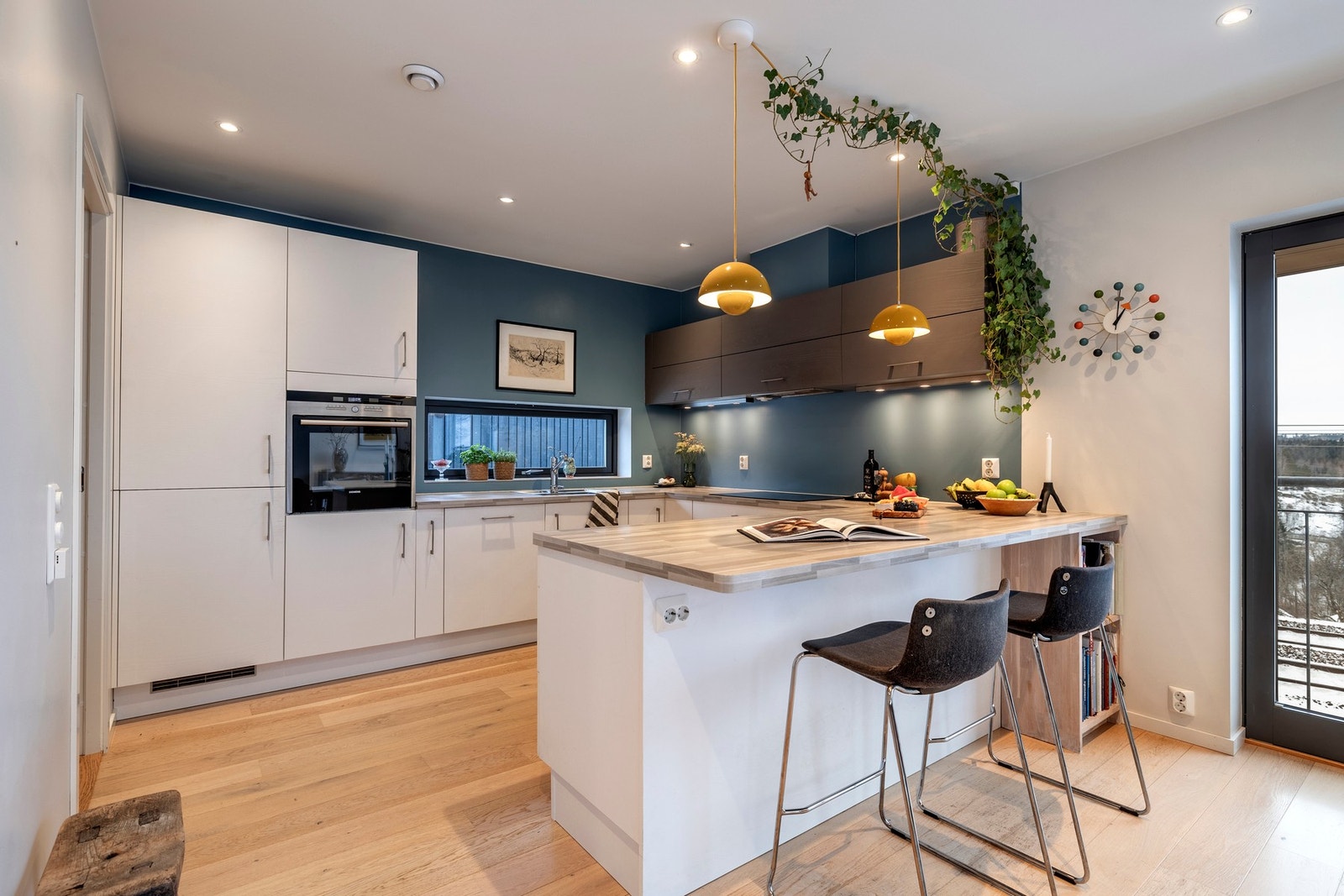 Boligen har et stilrent Mobalpa-kjøkken med integrerte hvitevarer og rikelig med benke- og skapplass. Galleribilde